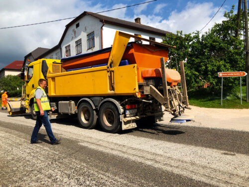 Virsmas apstrāde asfalta un grants ceļiem