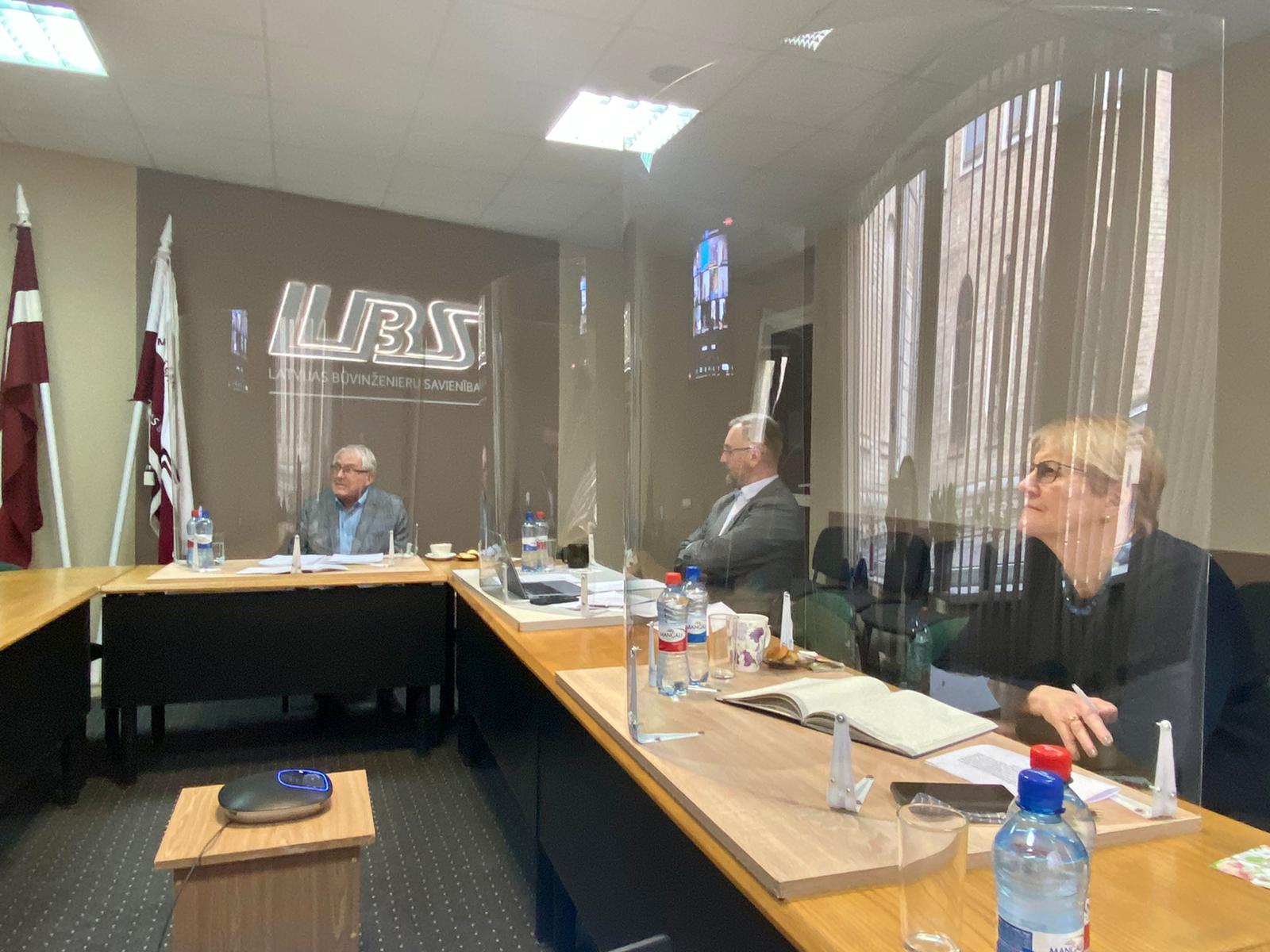 LBS valdē apspriež publisko iepirkumu un būvju ugunsdrošības normatīvus