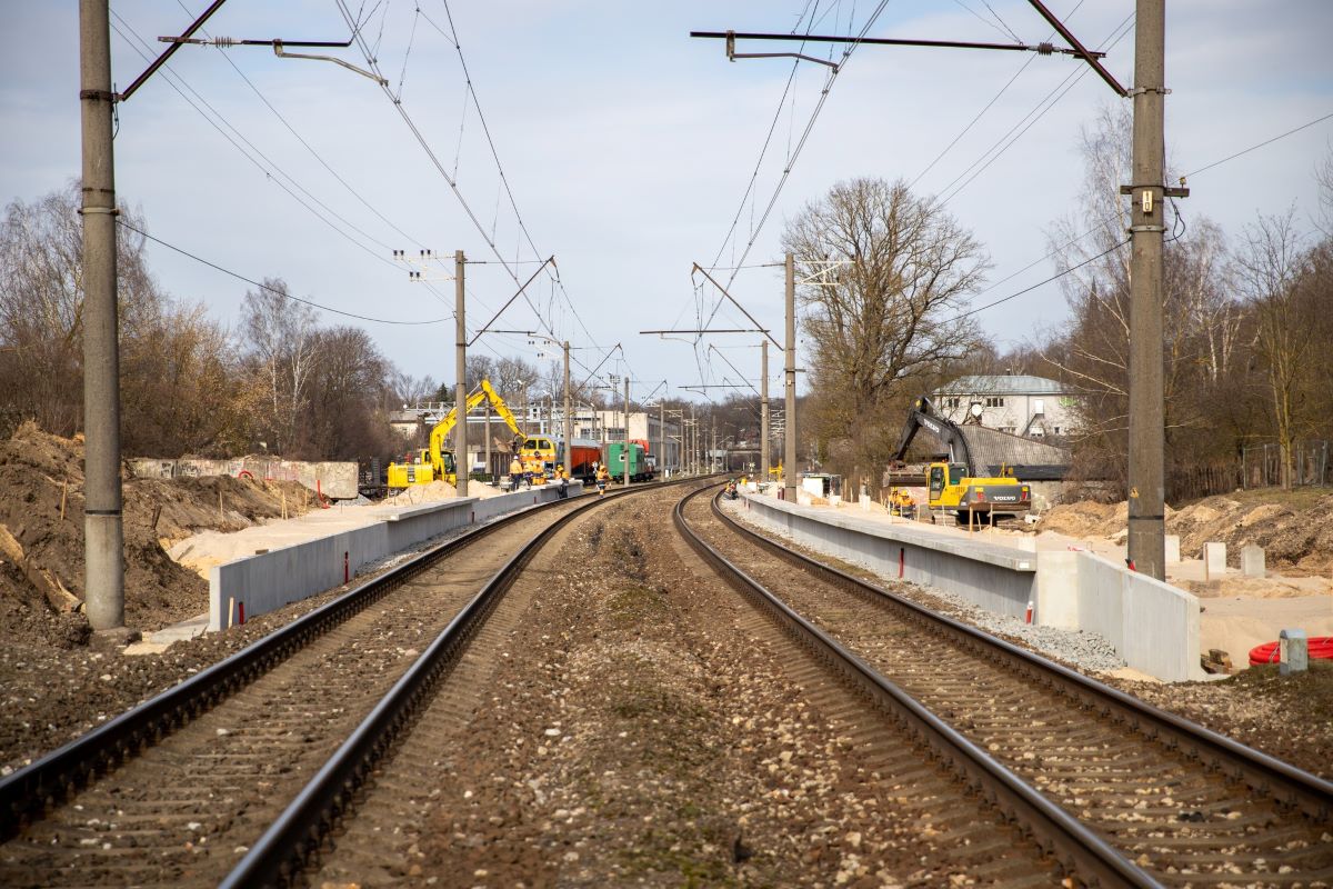 Peronu modernizācija šobrīd noris četrās Jelgavas līnijas stacijās