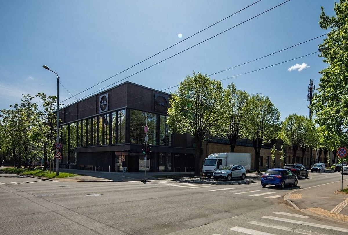 Atklāts īpaši arhitektoniski veidotais “Lidl” veikals Āgenskalnā, Rīgā