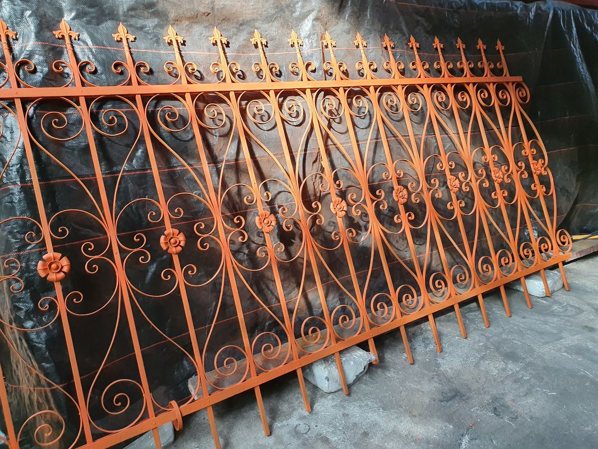 Drīzumā noslēgsies Lielo kapu unikālā metāla baldahīna rekonstrukcija