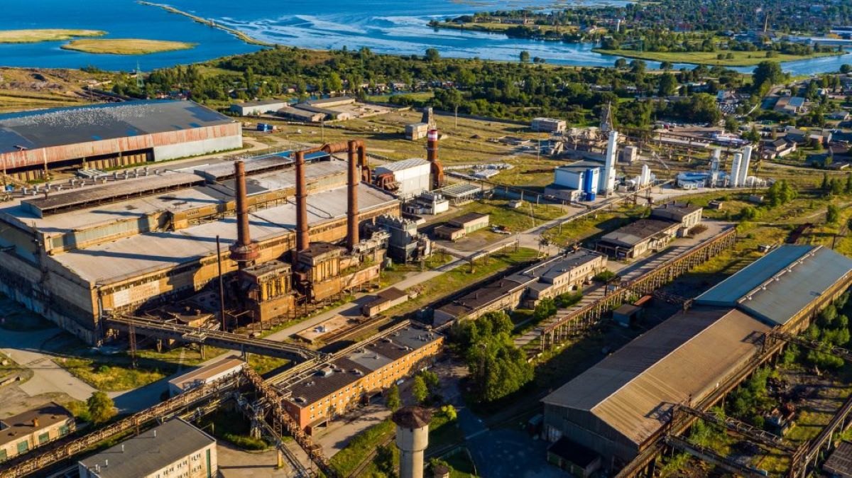 Bērni attēlo nākotnes vīziju rūpnīcas “Liepājas metalurgs” ēkām