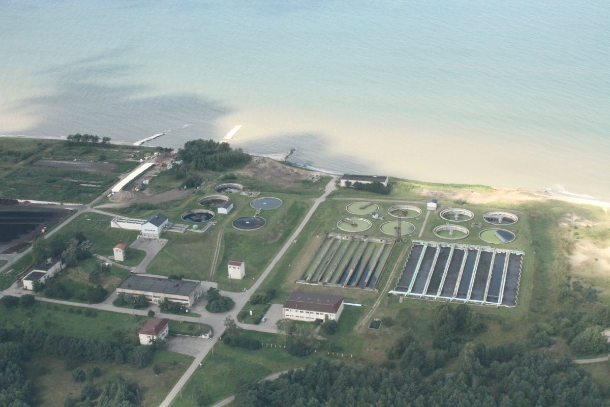 Liepājā sabrukusi attīrīšanas iekārtu rezervuāra siena