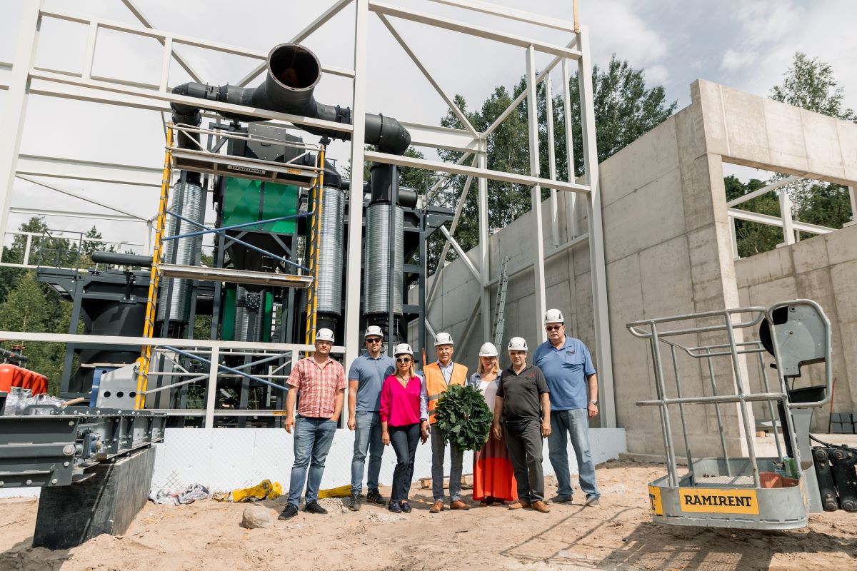 Liepājā spāru svētki jaunajai šķeldas katlumājai