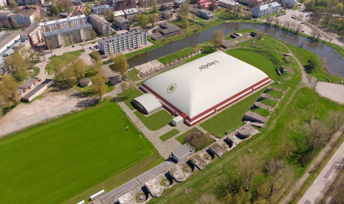 Ekspluatācijā pieņem jauno futbola halli Liepājā