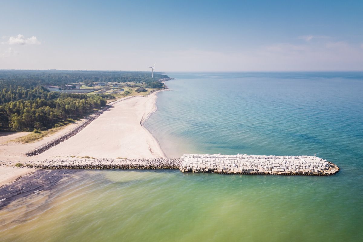 Liepājā izbūvēts krasta nostiprinājums pie notekūdeņu attīrīšanas iekārtām