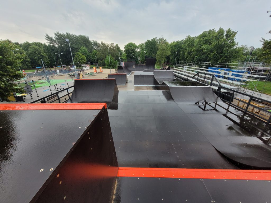 Pabeigts Baltijā lielākais neslīdošā finiera klājuma skeitparks ārtelpās