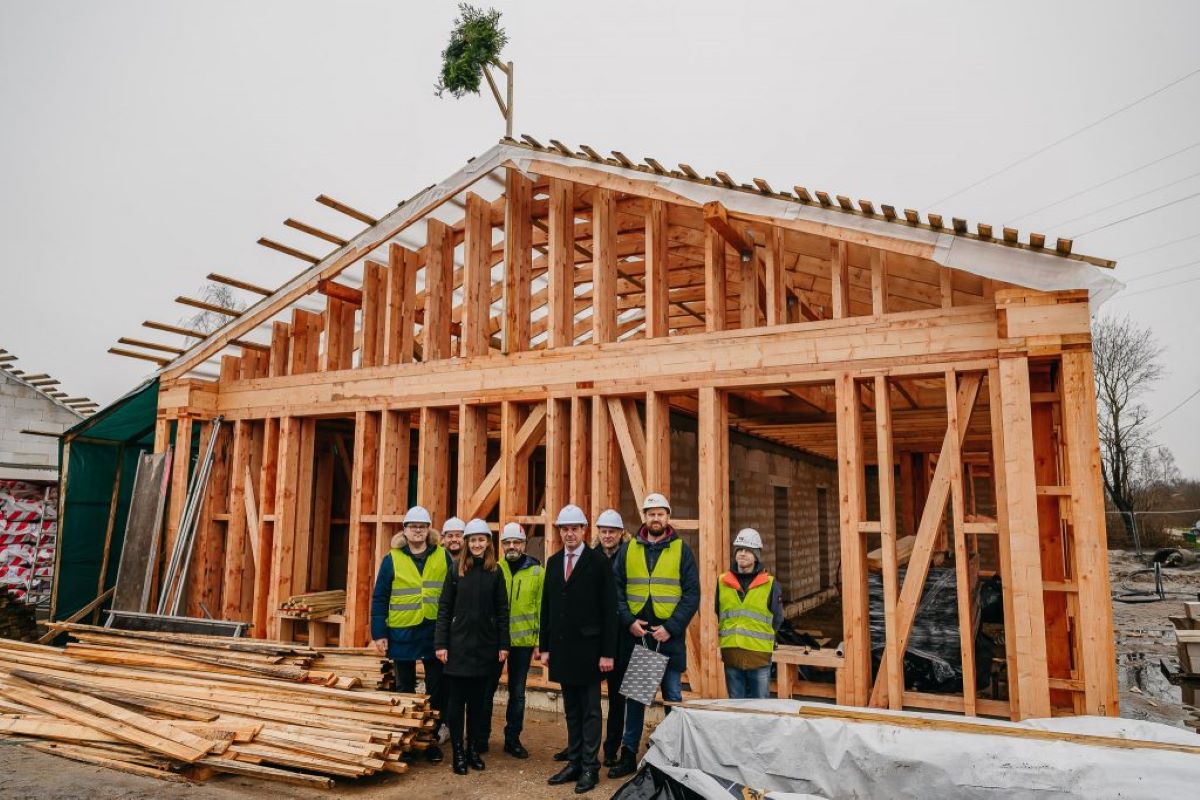 Liepājā bērnu atbalsta centra dzīvojamai mājai spāru svētki