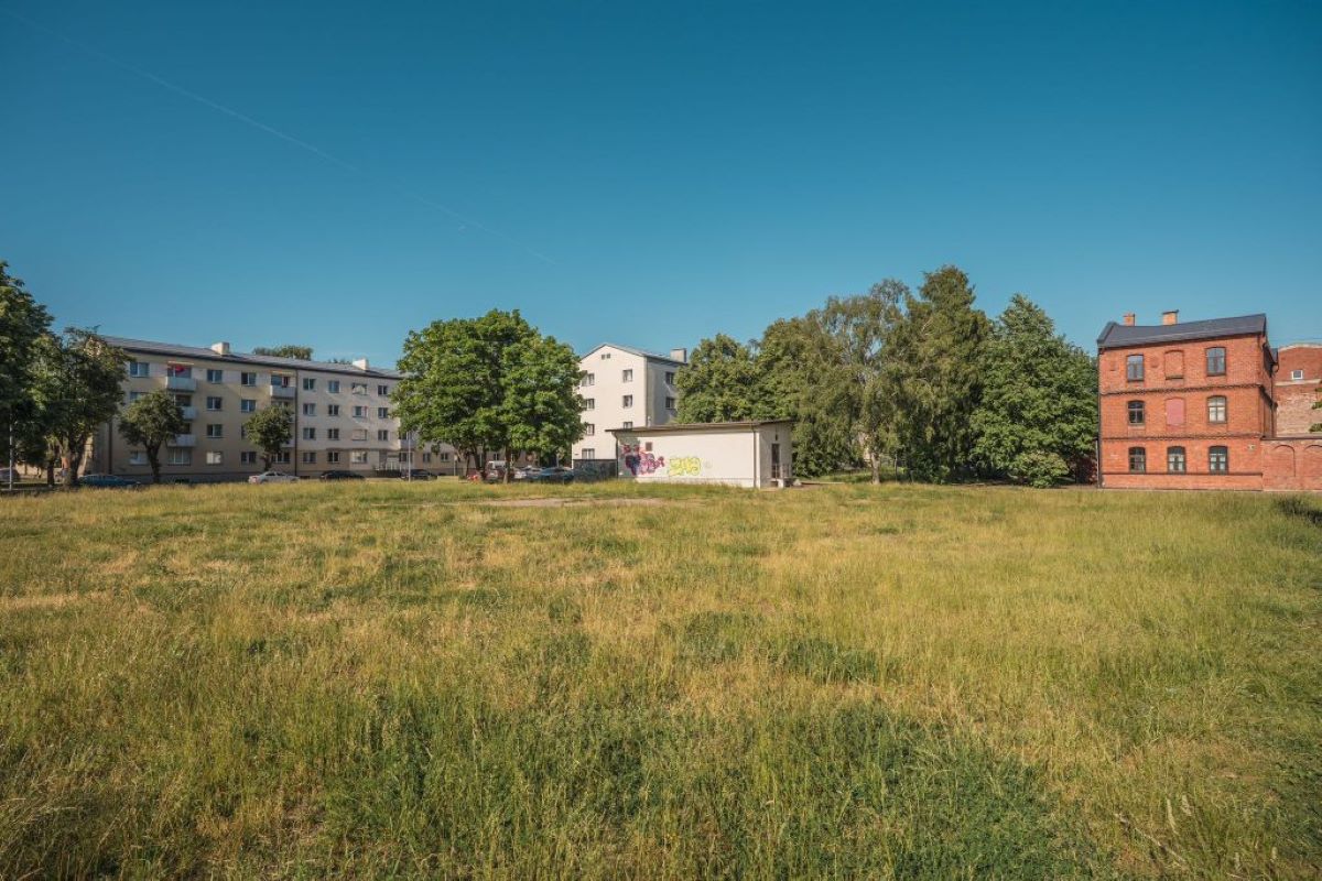 Rīko izsoli zemesgabalam Liepājas centrā daudzdzīvokļu mājas būvniecībai