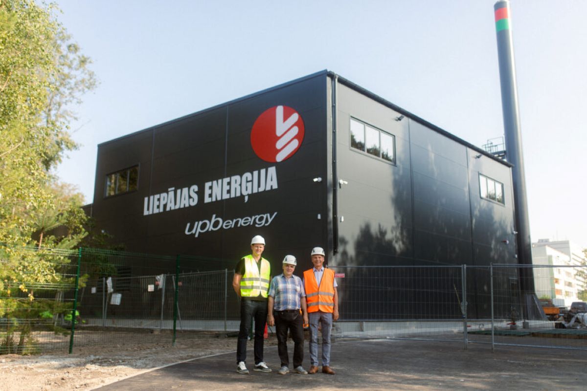 Pirmo reizi iekurina krāsni “Liepājas enerģija” jaunajā šķeldas katlumājā