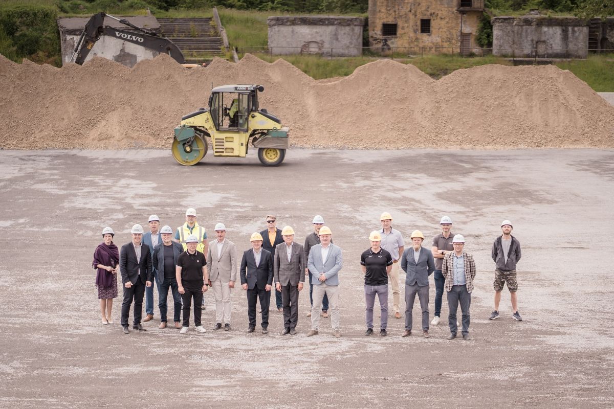 Liepājā ielikts pamatakmens slēgtajai futbola hallei