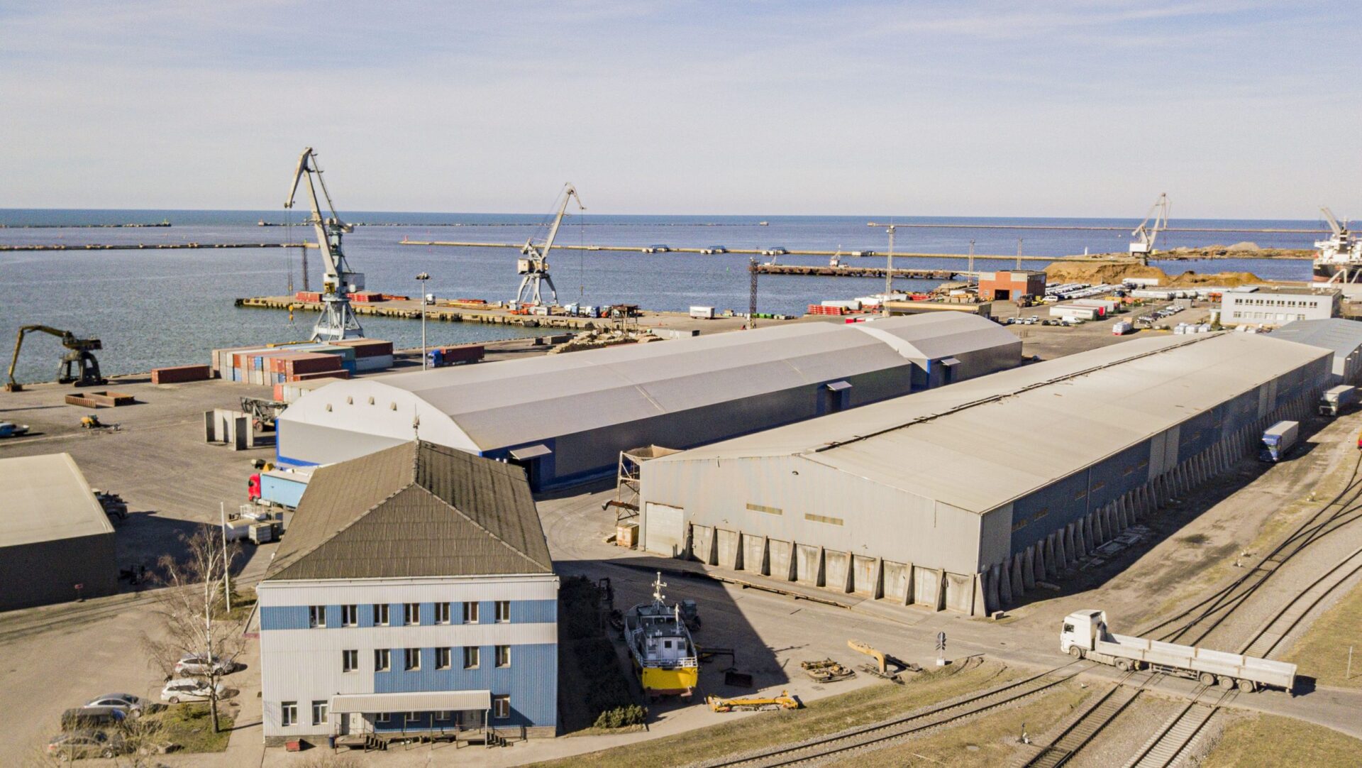 Pieņem ekspluatācijā divas jaunas Liepājas ostas noliktavas