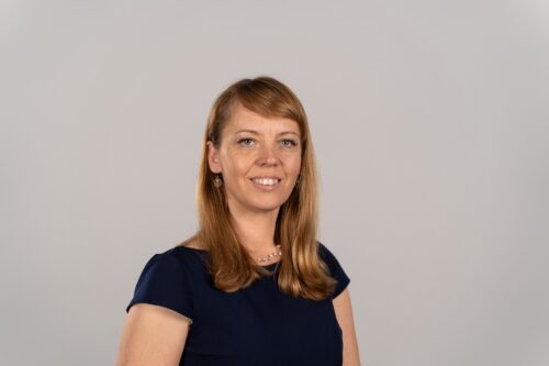 Godina profesionāļus, izceļ jaunos talantus