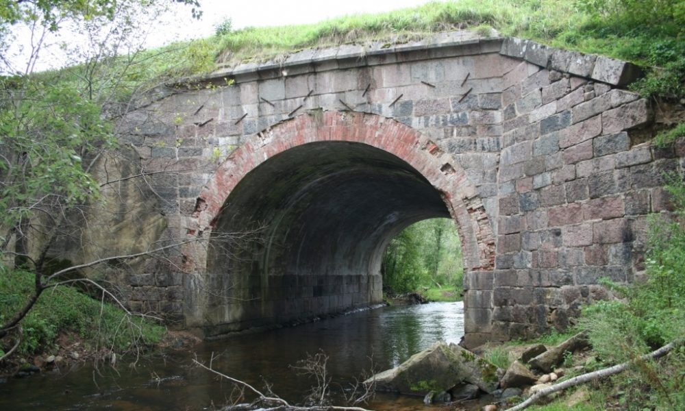 Atjaunos vairāk nekā 100 gadus veco Līgatnes caurteku