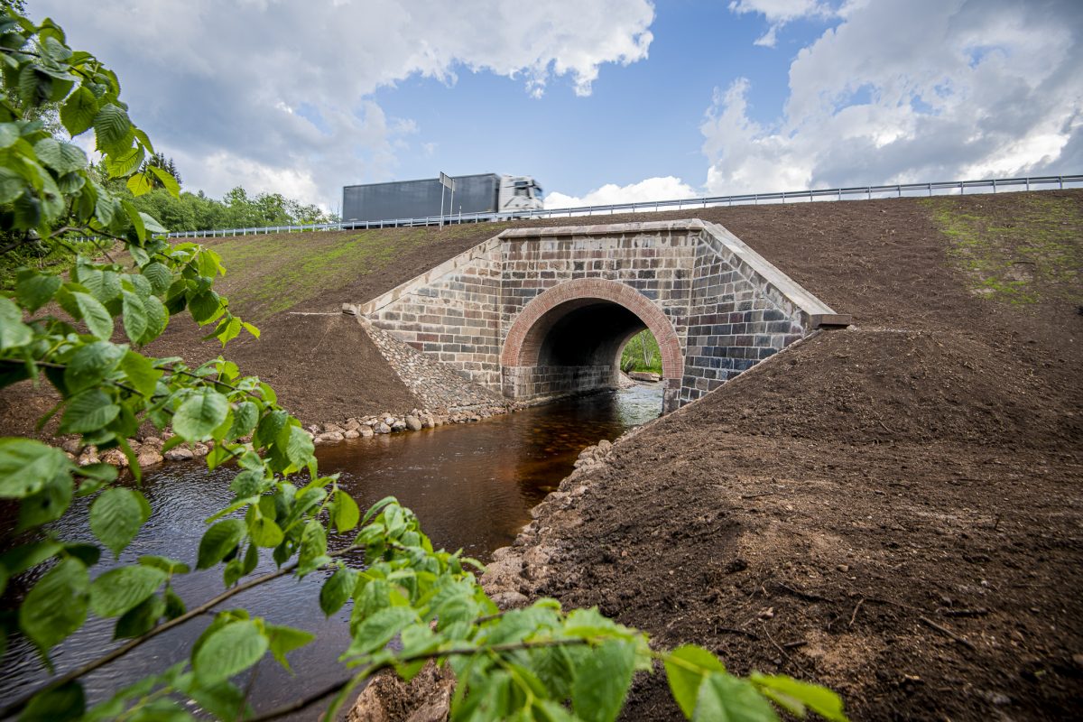 Atjaunota vairāk nekā 100 gadus vecā Līgatnes caurteka