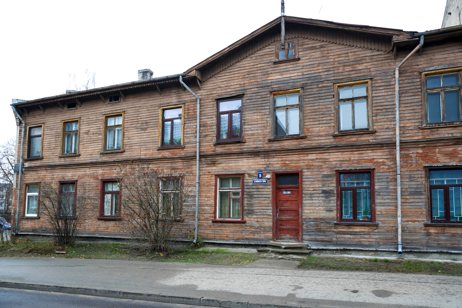 Vēl nav aplēstas izmaksas iebrukušo konstrukciju remontam mājā Limbažu ielā Rīgā