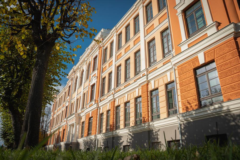 Vēsturiskā ēka Svētes ielā Jelgavā iegūst jaunu veidolu