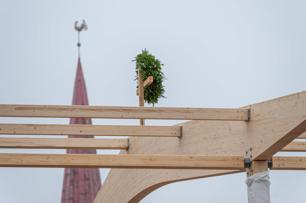 LLU Meža fakultātes laboratorijas ēkai nosvinēti spāru svētki