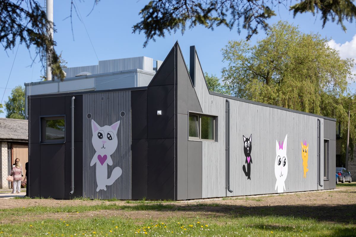 LBTU VMF teritorijā atklāta moderna būve kaķu izmitināšanai