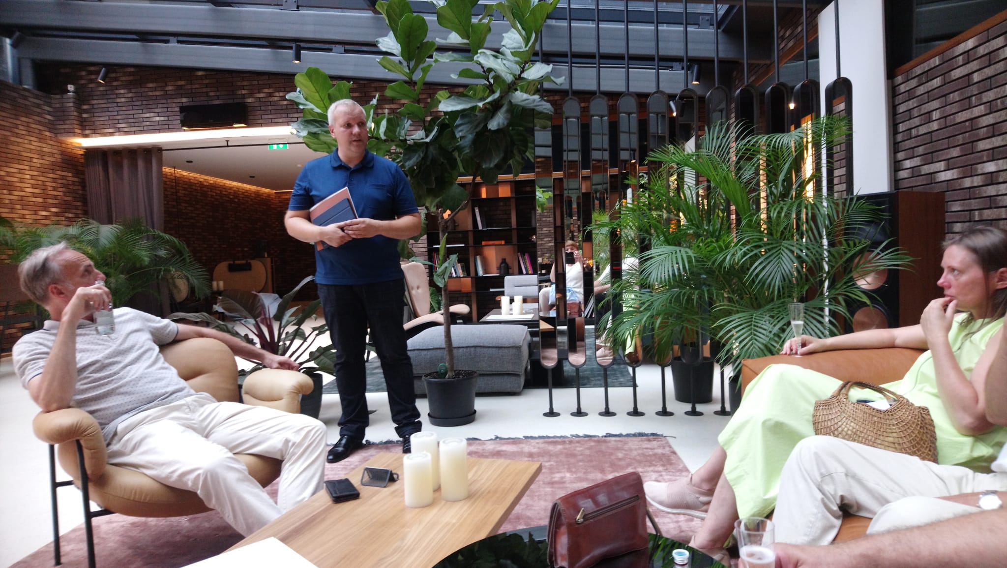 Žūrija apskata lidostas infrastruktūru un labiekārtotu pilsētvidi