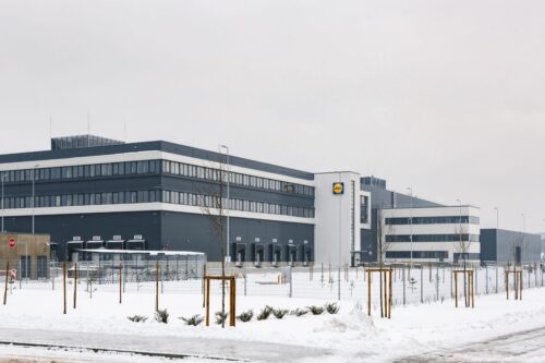 Atklāj vienu no modernākajiem loģistikas centriem Baltijā