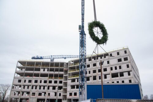 LU Rakstu mājai atzīmēti spāru svētki un korē pacelts vainags