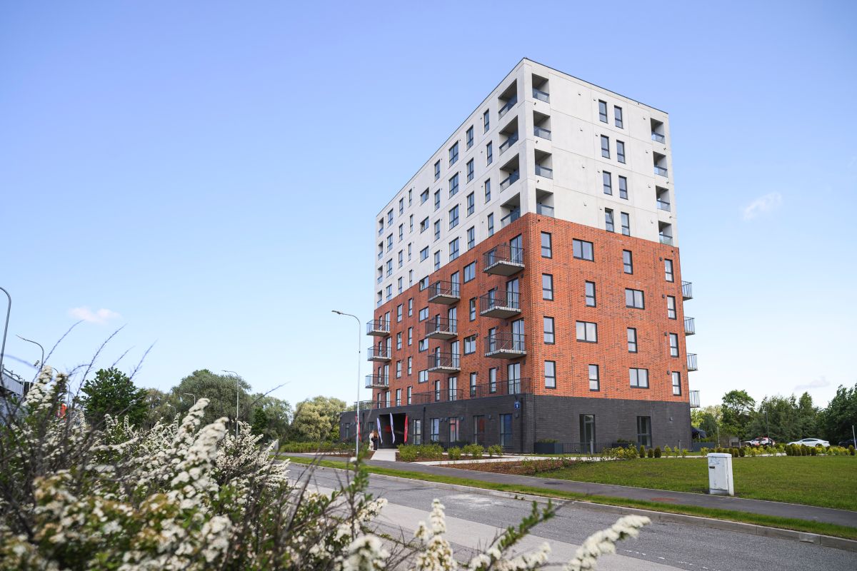 Atklāj pirmo ēku projektā “Lucavsala” un diskutē par zaļāku dzīvošanu