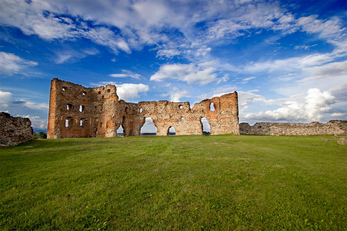 Labiekārtos Ludzas pilskalna teritoriju