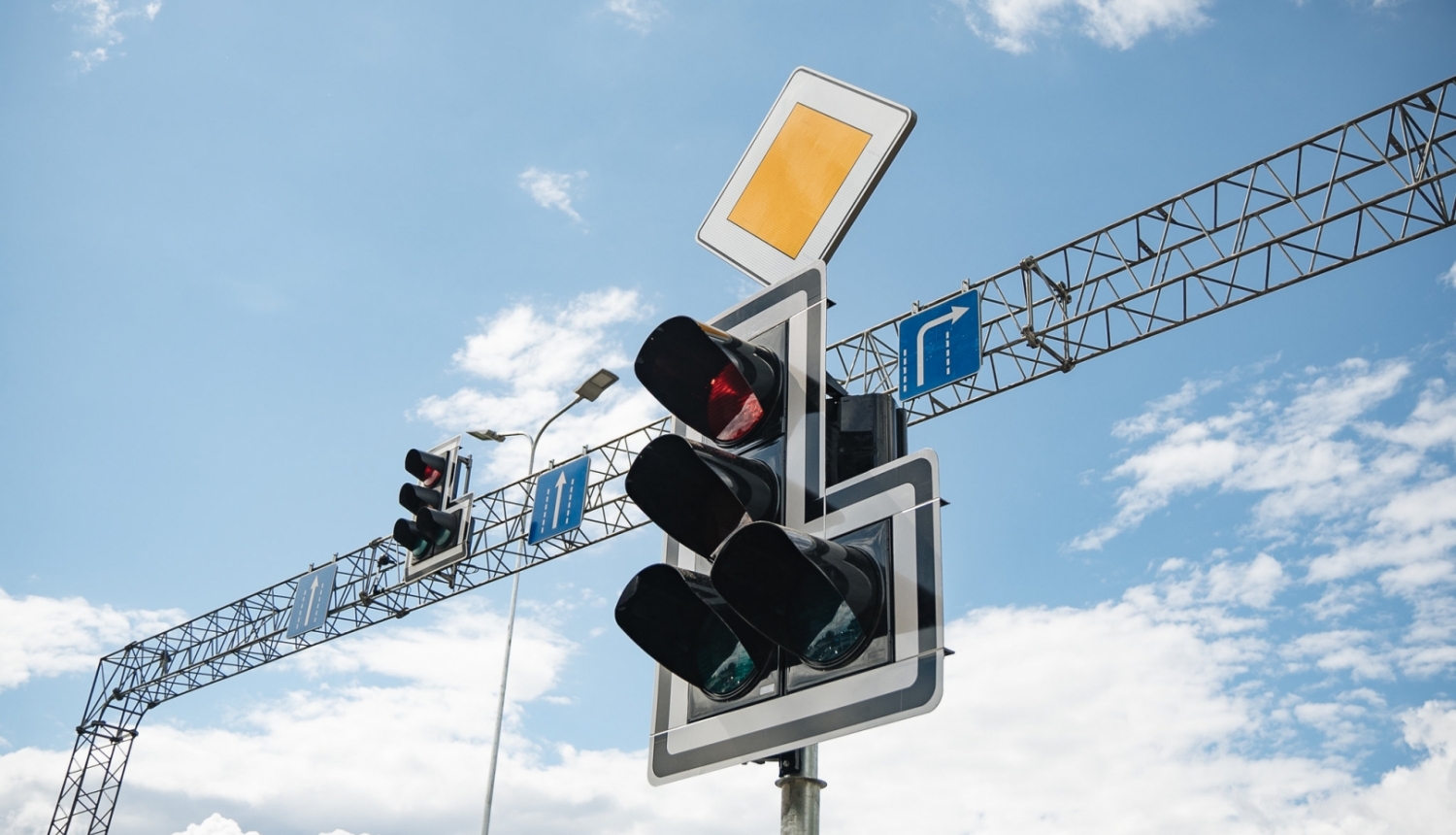 Duntes un Bukultu ielas krustojumā maina satiksmes organizāciju