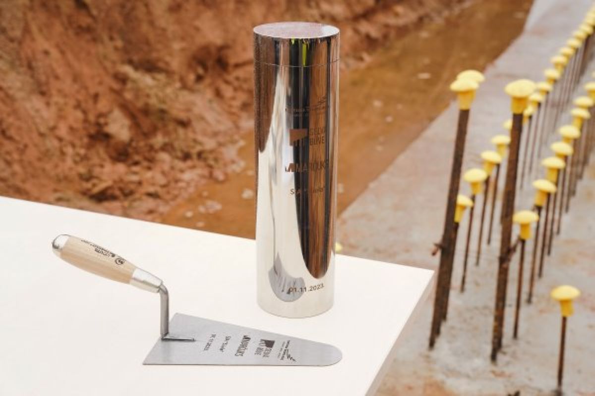 Iemūrēta kapsula LVM Rietumvidzemes klientu centra topošās ēkas pamatos