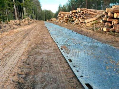 Izmēģina ceļa plāksnes kokvedēju kustības nodrošināšanai