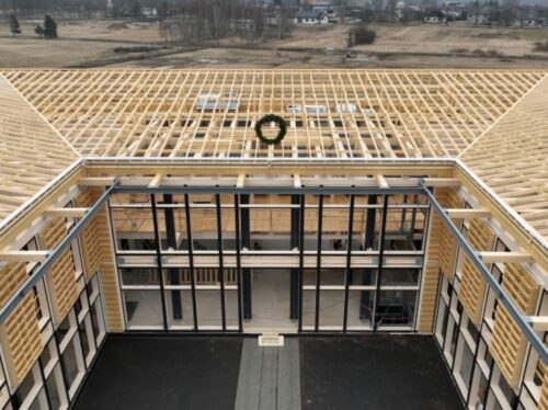 Rietumvidzemes reģiona klientu centra topošajai ēkai nosvinēti spāru svētki