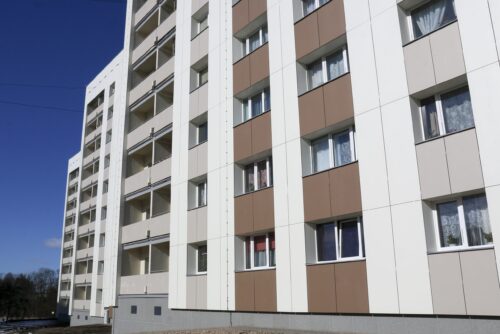 Iecavā ekspluatācijā nodota renovētā deviņstāvu māja