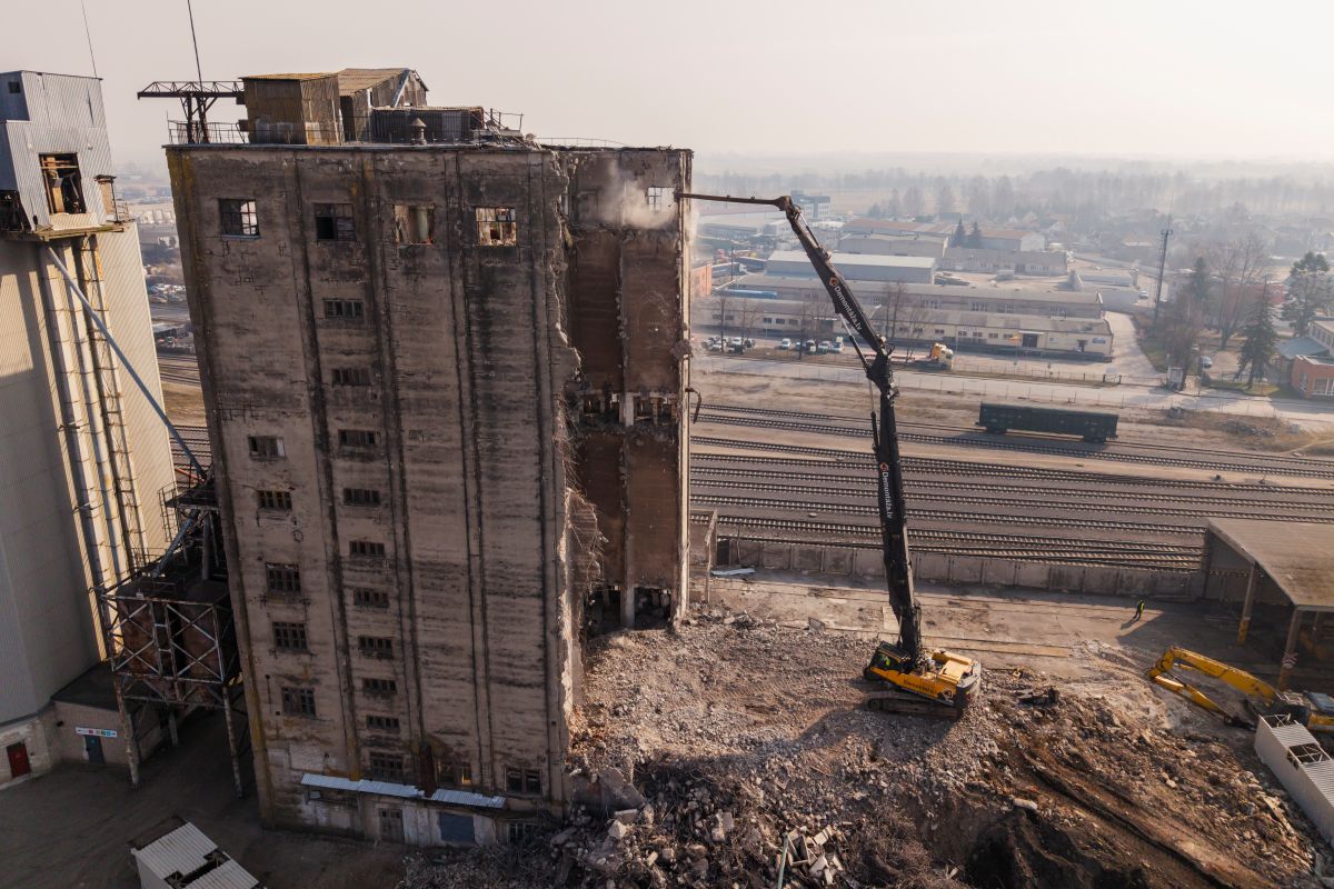 Latvijas uzņēmums demontē sarežģītu industriālu objektu Lietuvā