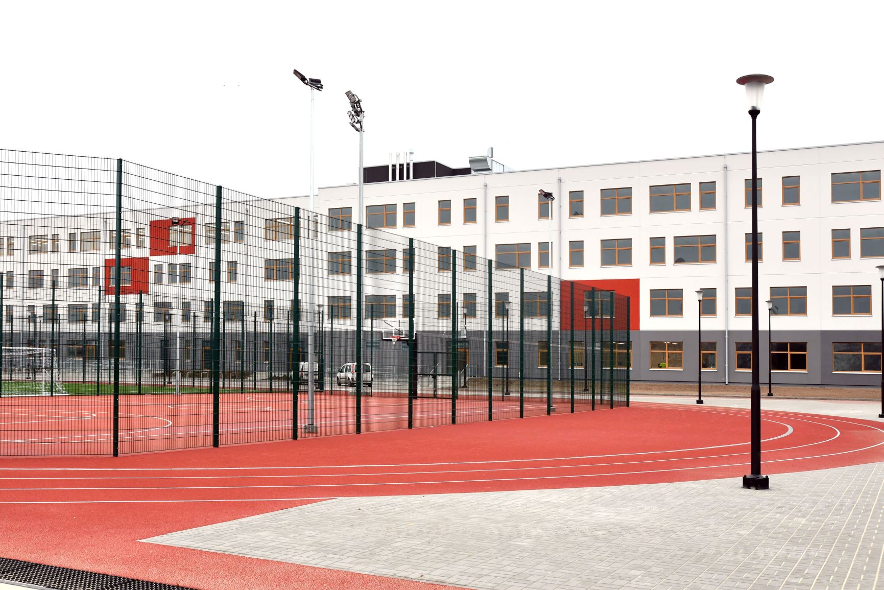 Mārupē pabeigta skolas jaunā korpusa un sporta laukuma būvniecība