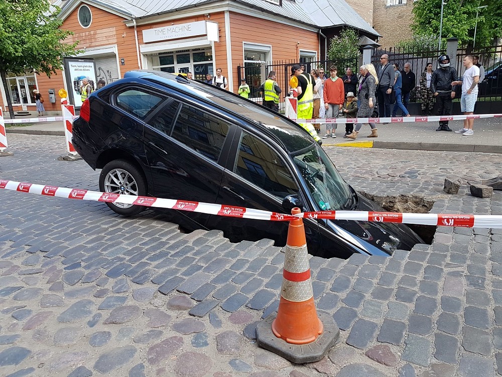 “Rīgas siltums” likvidē siltumtīklu avāriju Ģertrūdes ielā