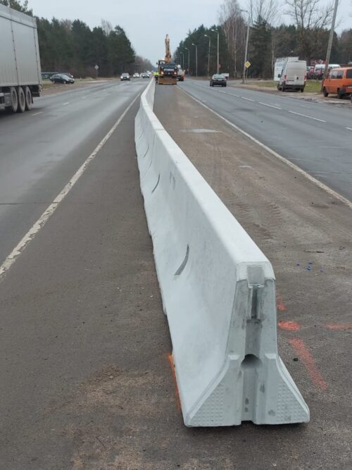 Maskavas ielā uzstādītas drošības aizsargbarjeras