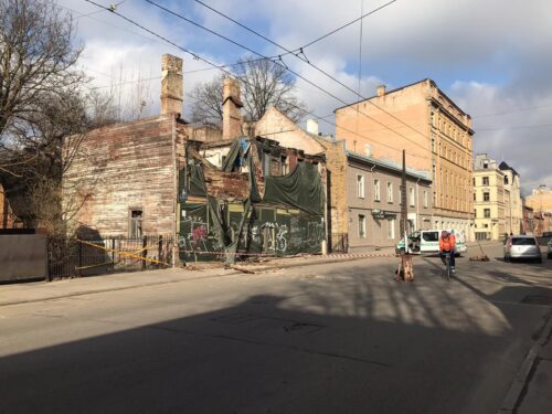 Iegrūst pārsegumi graustam Matīsa ielā 54