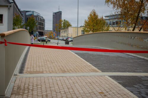 Atklāts jaunuzbūvētais gājēju un velosipēdistu tiltiņš pār Kīleveina grāvi