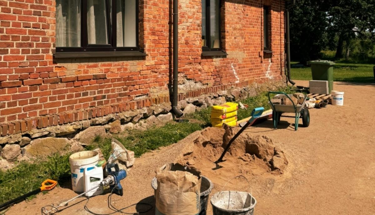 Uzsākti komponista E. Melngaiļa dzimto māju glābšanas darbi Limbažu novadā