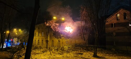 Ēkā Melnsila ielā 2 turpinās sprādziena seku novēršana