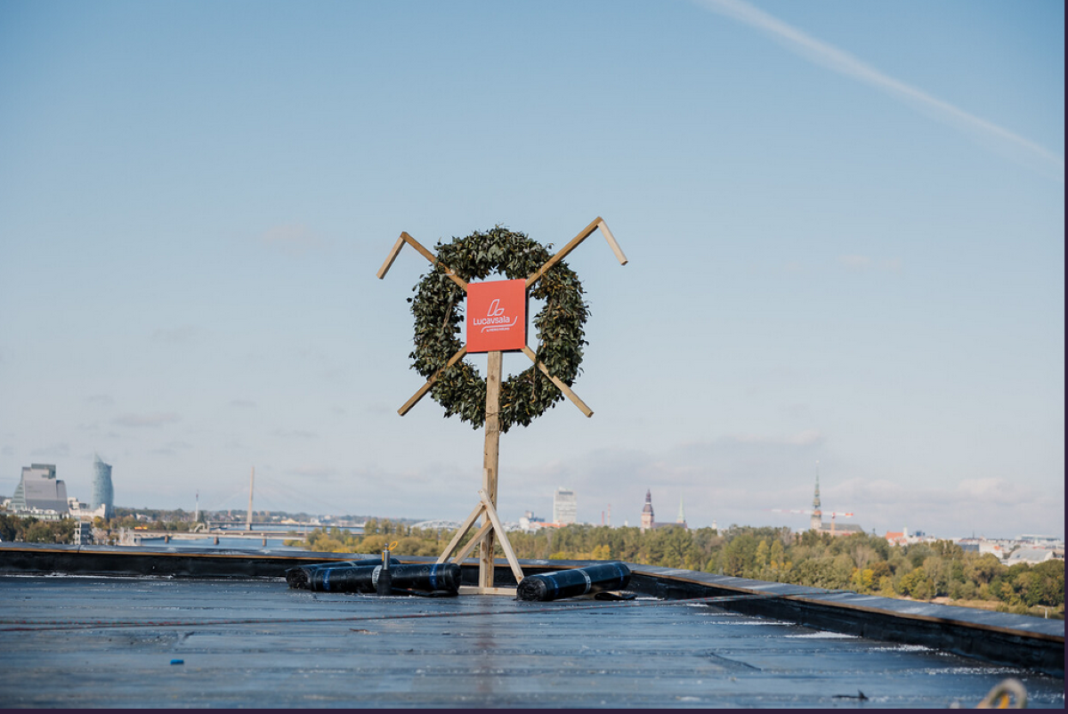 Atzīmēti spāru svētki dzīvokļu kompleksa “Lucavsala” pirmajai ēkai