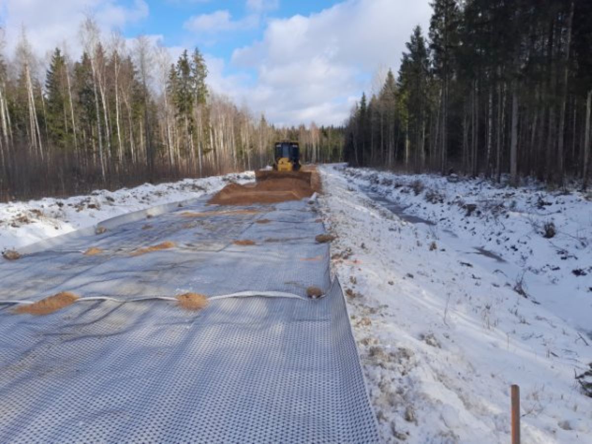 Izmanto inovatīvus ģeosintētiskos materiālus meža ceļu būvniecībā