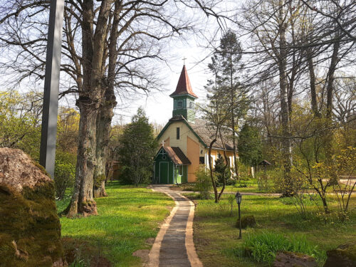 Divas pērles viena ezera krastos