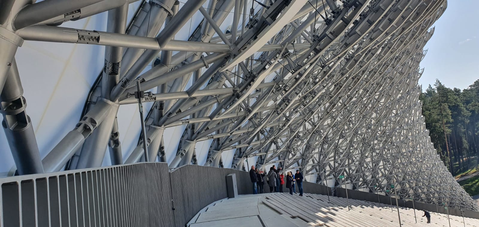 BVKB: Mežaparka Lielās estrādes ārējās kāpnes lietošanai ir drošas