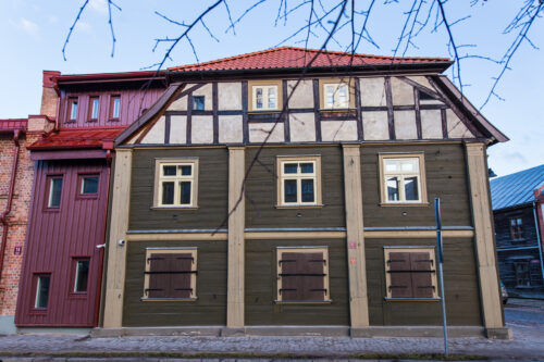 Sena koka māja jaunā veidolā