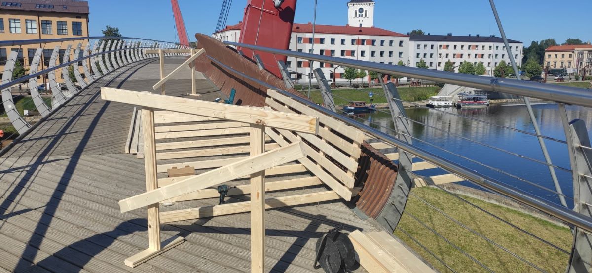 Jelgavā atjauno gājēju tilta “Mītava” krāsojumu un remontē solus