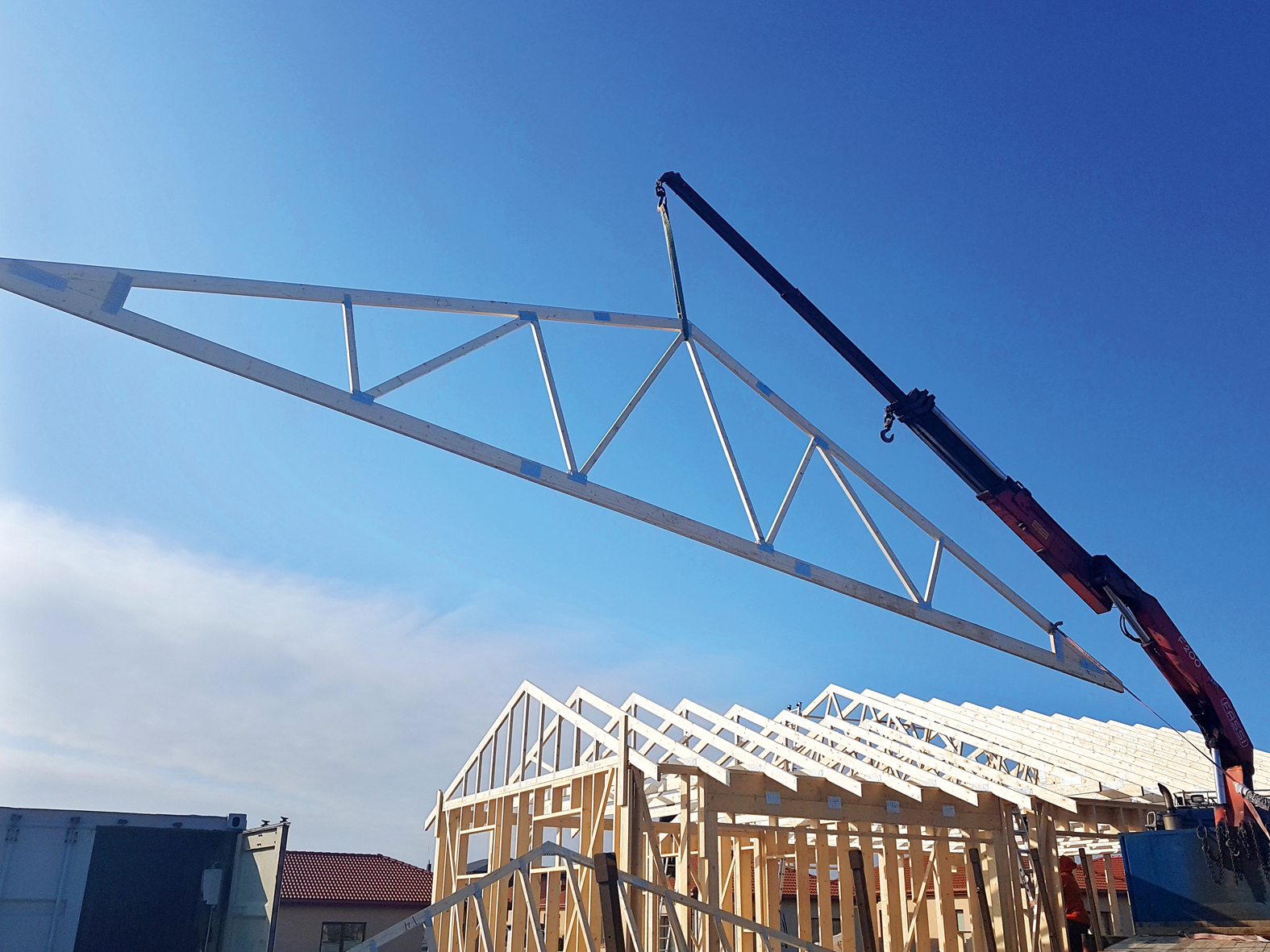 Koka kopne ar perforētām metāla plāksnēm