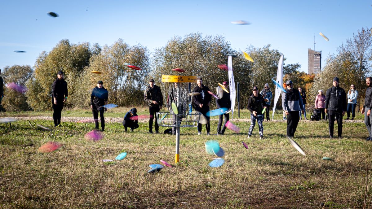 Līdzās televīzijas tornim Zaķusalā izveidota disku golfa trase