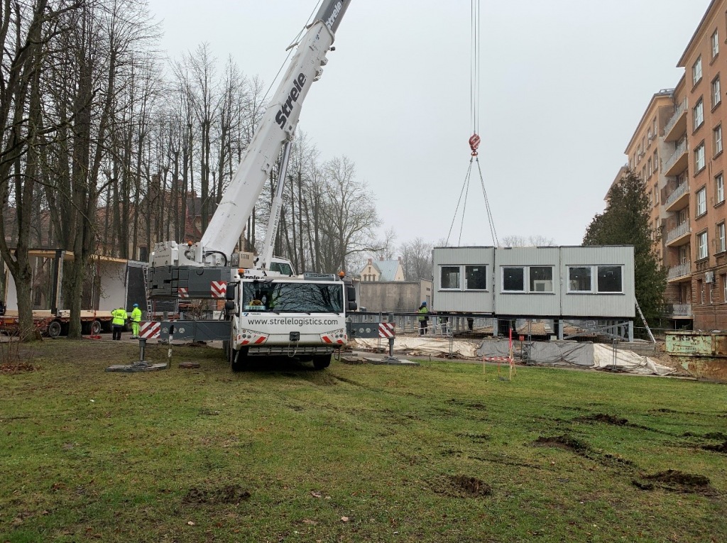 Stradiņa slimnīcā uzstādītas pirmās moduļu būves
